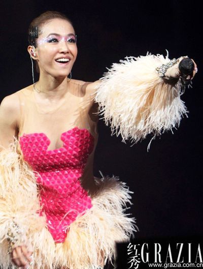 �շ���������������ϼ �۲�����ľ�ɫŮ��