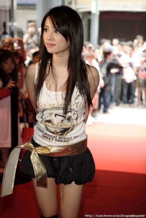 �շ���������������ϼ �۲�����ľ�ɫŮ��