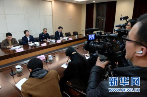 3月13日,西安市卫生局局长刘顺智(左二)在新闻发布会上向新闻媒体通报目前调查情况。