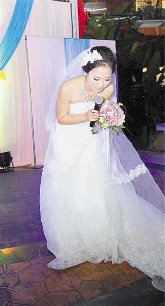 坚强新娘:新郎马上手术 新娘独自撑婚宴 图