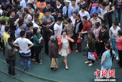 �׶�԰�ɸ�ѧ��������ʳ��ҳ���˵��У������