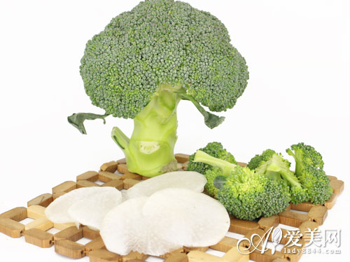 清晨来杯柠檬水! 营养师推荐10大抗衰食品 清晨来杯柠檬水! 营养师推荐10大抗衰食品