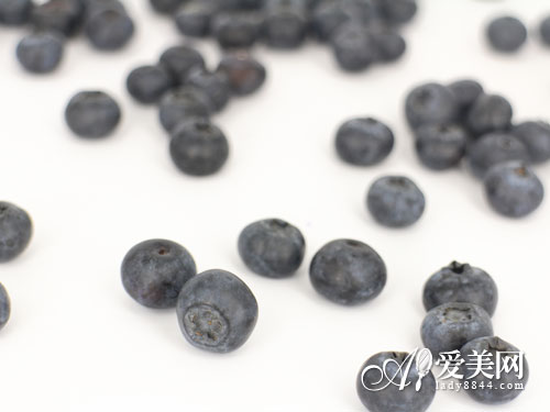 清晨来杯柠檬水! 营养师推荐10大抗衰食品 清晨来杯柠檬水! 营养师推荐10大抗衰食品