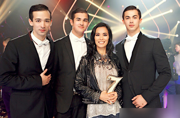 �����ǻ�Ѫ��Ů���� ��ɺ������ҡ����֣��