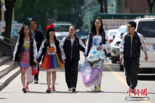 太原中学生自制环保服饰走秀吸引目光