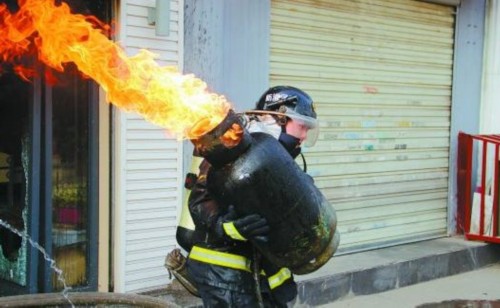 消防员抱火哥被授予武汉市青年五四奖章