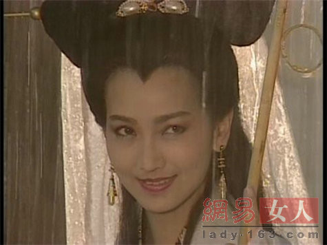 ���ƾ���һ�У�Ů�ǹ�װ��������˭���з���