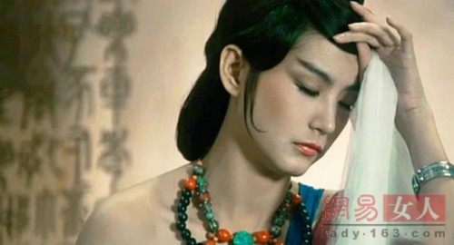 ���ƾ���һ�У�Ů�ǹ�װ��������˭���з���