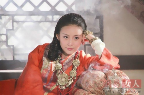 ���ƾ���һ�У�Ů�ǹ�װ��������˭���з���