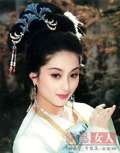 ���ƾ���һ�У�Ů�ǹ�װ��������˭���з���