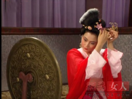 ���ƾ���һ�У�Ů�ǹ�װ��������˭���з���