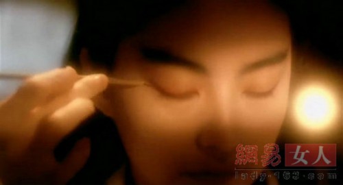 ���ƾ���һ�У�Ů�ǹ�װ��������˭���з���