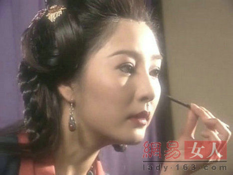 ���ƾ���һ�У�Ů�ǹ�װ��������˭���з���