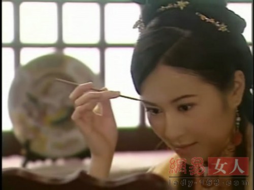 ���ƾ���һ�У�Ů�ǹ�װ��������˭���з���