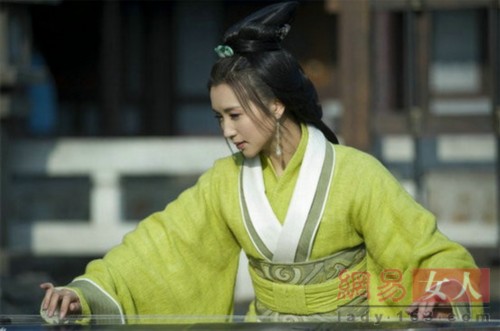 ���ƾ���һ�У�Ů�ǹ�װ��������˭���з���