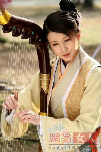 ���ƾ���һ�У�Ů�ǹ�װ��������˭���з���