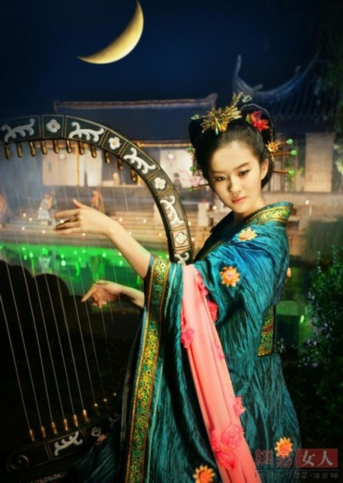 ���ƾ���һ�У�Ů�ǹ�װ��������˭���з���