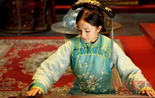 ���ƾ���һ�У�Ů�ǹ�װ��������˭���з���