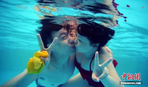 武汉举办水下接吻大赛 情侣秀技巧