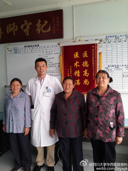 飞机上2岁男孩发重疾 成都医生惊险 高空