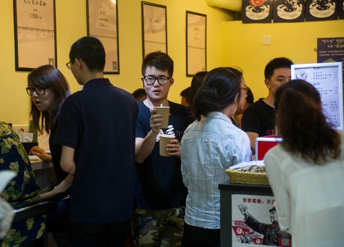 ����˶ʿ���׷ۣ����������ϰ�����һ