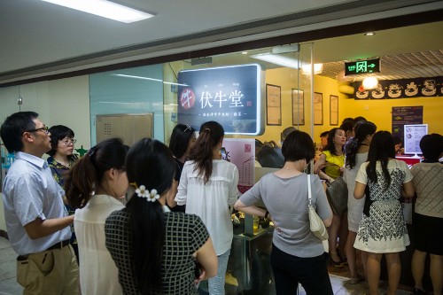 ����˶ʿ���׷ۣ����������ϰ�����һ