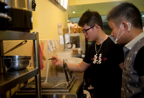 ����˶ʿ���׷ۣ����������ϰ�����һ