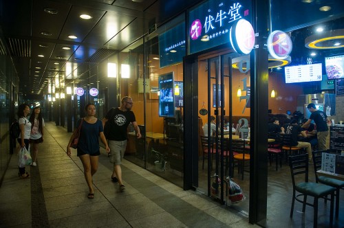 ����˶ʿ���׷ۣ����������ϰ�����һ