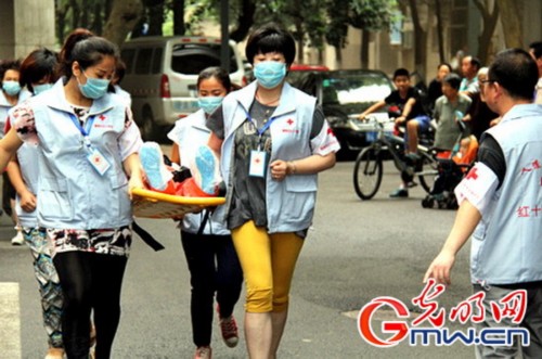 加拿大红会客人到西安社区做客红十字老年大