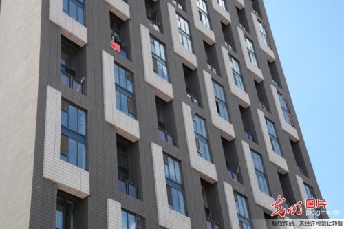 吉林街头现大写L形居民楼 路人戏称字母楼