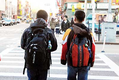 华裔律师指华人持旅游签证入读美公立学校后患大