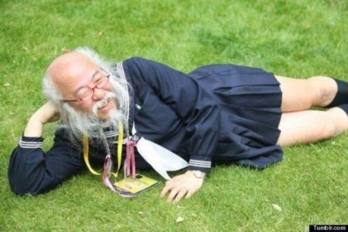 日本中年秃顶男子穿少女水手制服称要做自己