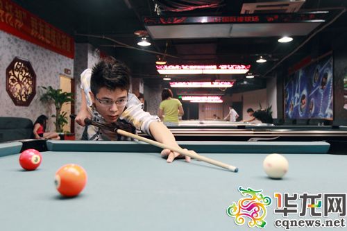 重庆18岁男生办中学生台球联赛 17个校长为他签名支持 重庆18岁男生办中学生台球联赛 17个校长为他签名支持