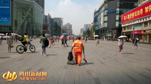 烈日高温下的户外坚守者