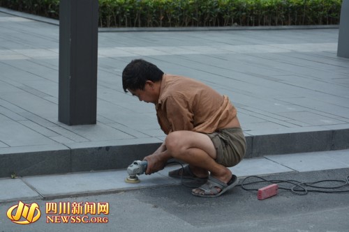 烈日高温下的户外坚守者