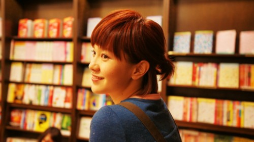 ��һҳ̨�����У����ɽ�΢��ķ�ɫ�����̷����Ժ����𣬹�����Ƥ