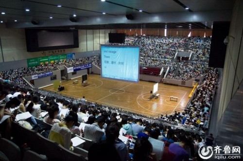 山东五千考研大军体育馆上课 课间欣赏杂技表