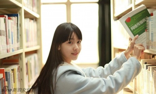 南航校花<em>陈都灵</em>清纯甜美秒杀<em>奶茶妹</em>_科教_中