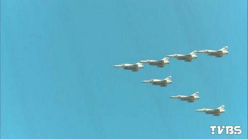 台军募兵出奇招:出动幻影战机 充气娃娃跳舞