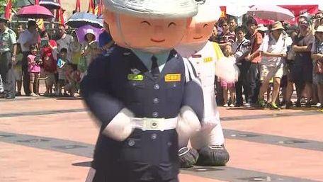 台军募兵出奇招:出动幻影战机 充气娃娃跳舞