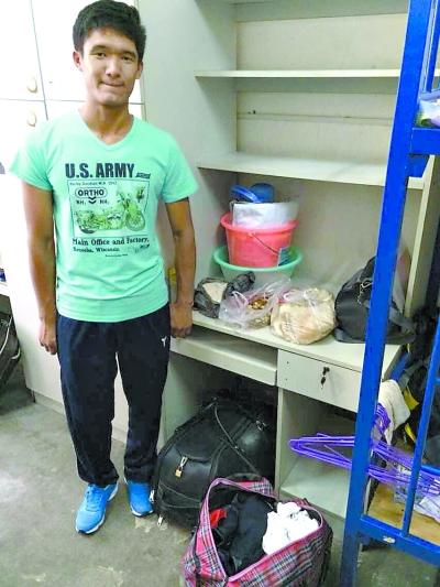 维族贫困学霸带20个馕到武汉上学 学校免费发