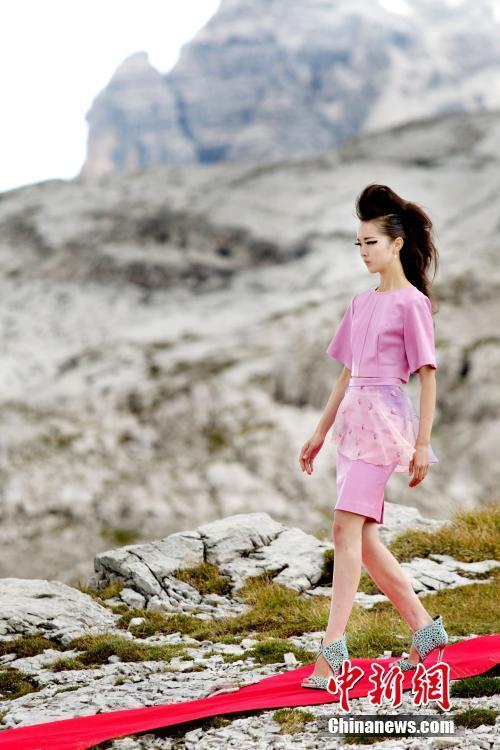 超模空降意大利2680米悬崖走秀