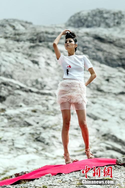 超模空降意大利2680米悬崖走秀