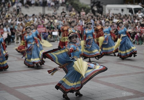 ���壺���������¶����μӹ㳡�����