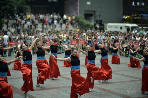 ���壺���������¶����μӹ㳡�����