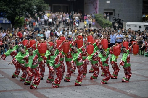 ���壺���������¶����μӹ㳡�����