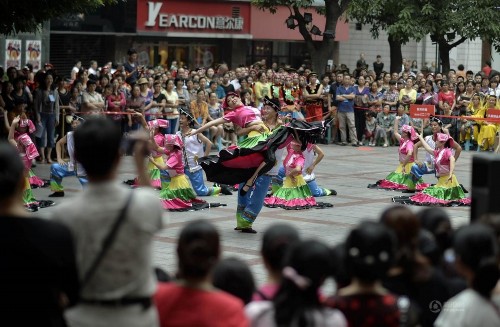 ���壺���������¶����μӹ㳡�����