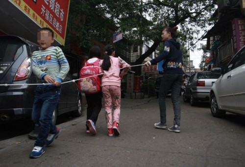 湖南长沙老师用绳索牵学生放学