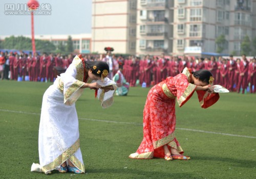 �ɶ�һ��У�߹��ѧ���� ֱ��������