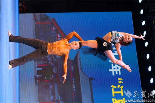 中国健身健美公开赛女大学生变肌肉萝莉